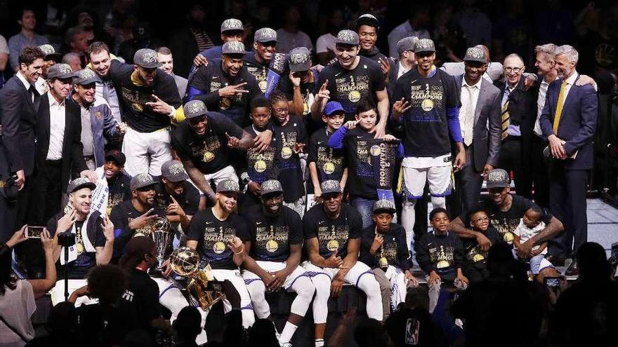 Los Warriors posan con el trofeo tras proclamarse campeones de la NBA. // Efe