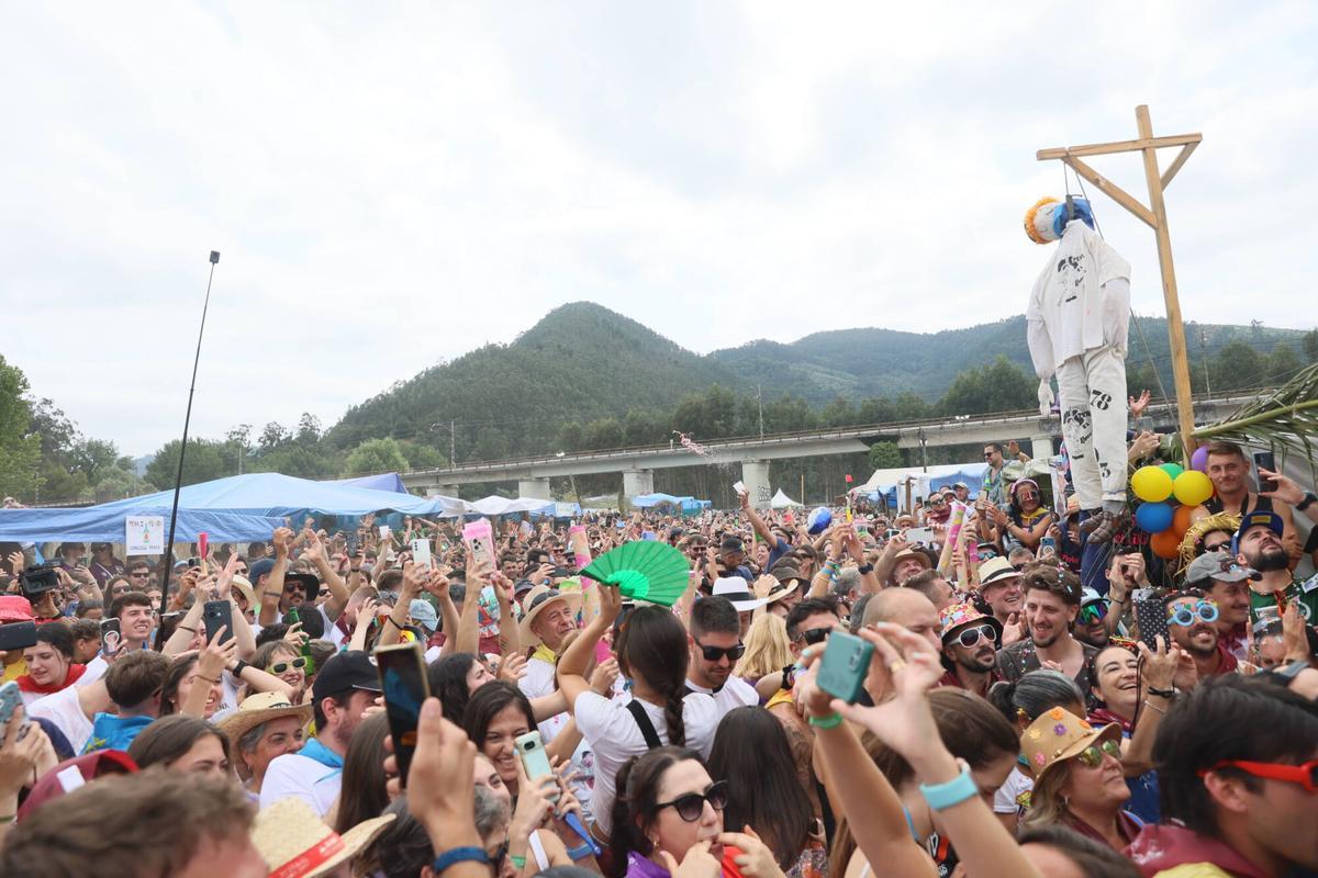 Pravia baila al ritmo del Xiringüelu: así fue la romería más multitudinaria de Asturias