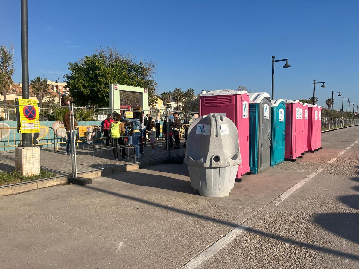 Baños y urinarios a las puertas del CEIP Blasco Ibáñez el lunes por la mañana después del Ironman del domingo