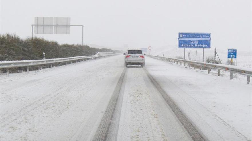 La nieve condiciona 60 tramos de carreteras y se ceba con las secundarias de Teruel
