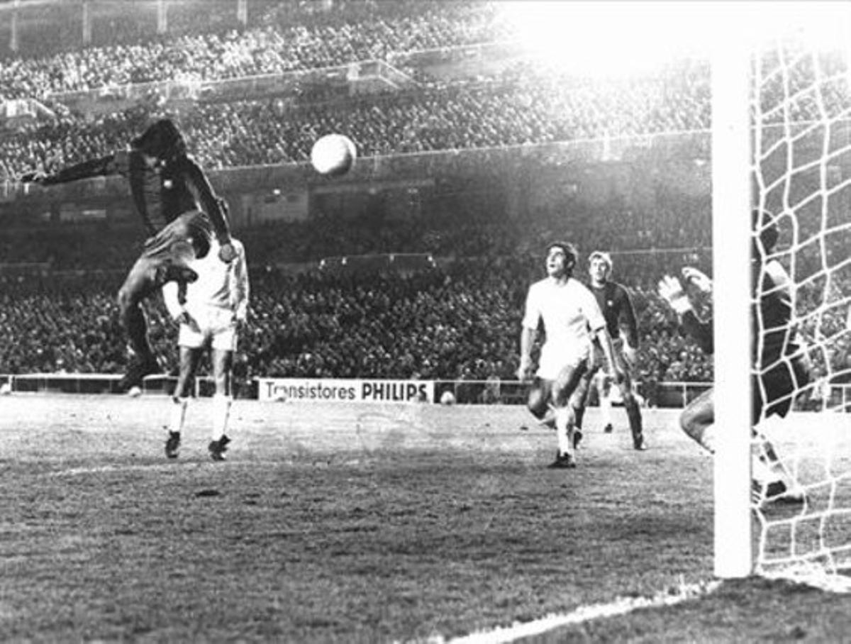 Sotil marca de cabeza,  tras un centro de Cruyff,  el histórico 0-5 en el Bernabéu.