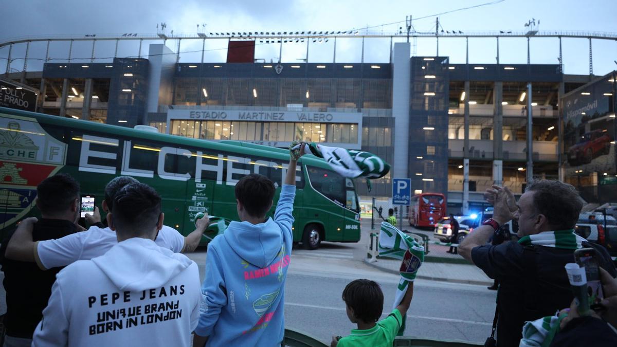 El autocar de los jugadores del Elche, a su llegada al estadio Martínez Valero