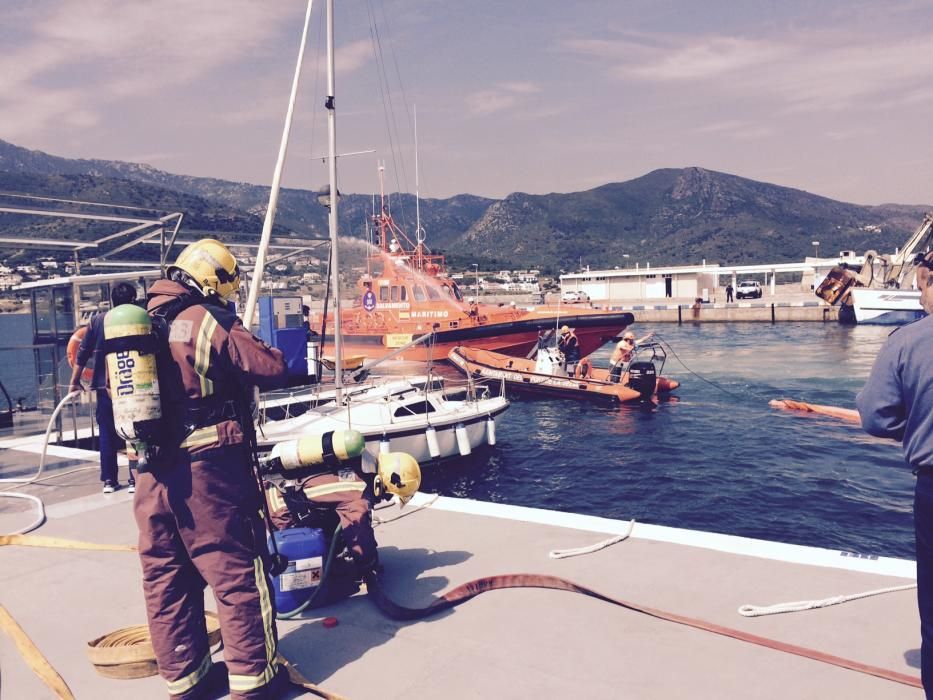 Simulacre d'incendi en un vaixell amb un ferit al Port de la Selva