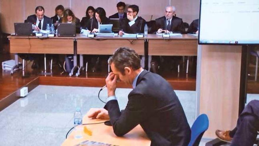 Urdangarin, en la imagen con visibles muestras de cansancio, aguantó un interrogatorio que se prolongó más de ocho horas.