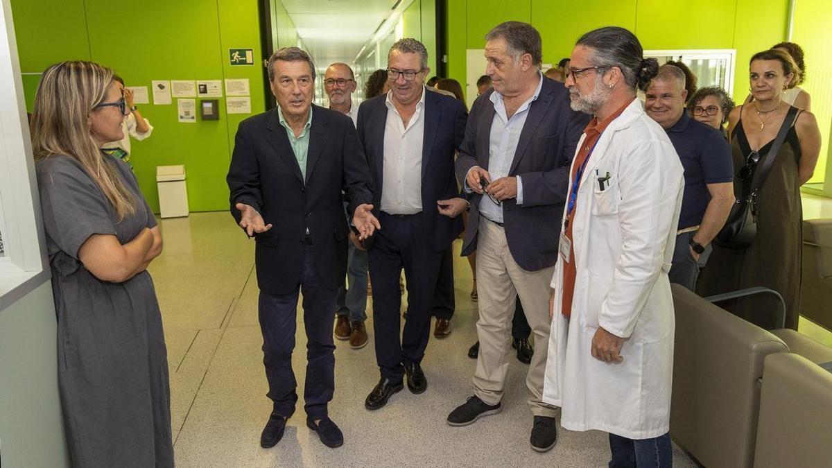 El presidente de la Diputación de Alicante, Toni Pérez, visita junto al conseller de Sanidad, Marciano Gómez, las nuevas dependencias del Centro Doctor Esquerdo.