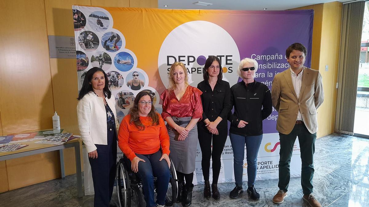 De izquierda a derecha, la periodista Cristina Gallo; Beatriz Álvarez, técnica de Fedema; Loida Pérez, árbitra de luchas olímpicas; la directora general de Deporte, Aida Nuño; la judoca paraolímpica Marta Arce y el director general de Ordenación, Evaluación y Equidad Educativa, David Artime, en la presentación de la campaña Deporte sin apellidos celebrada el día 20 de marzo en Oviedo Gobierno del Principado