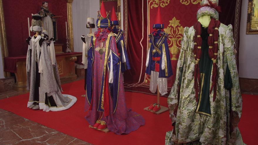 Los trajes de los Reyes Magos para la Cabalgata se exponen en la sede de la Agrupación