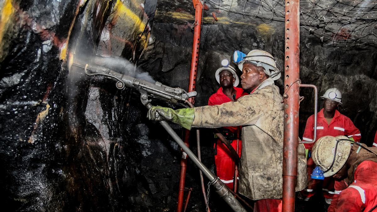 Treballadors en una mina de Sud-àfrica en plena extracció de minerals crítics