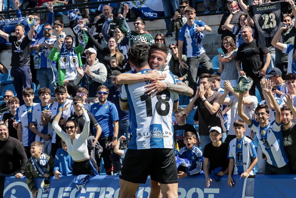 Javi Moreno y Soldevila se abrazan después de que el catalán anorara el empate a dos gracias a un pase del extremo.