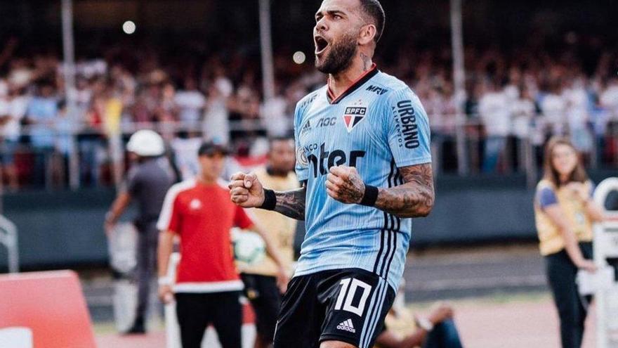 Dani Alves es operado con éxito de una fractura en el antebrazo derecho