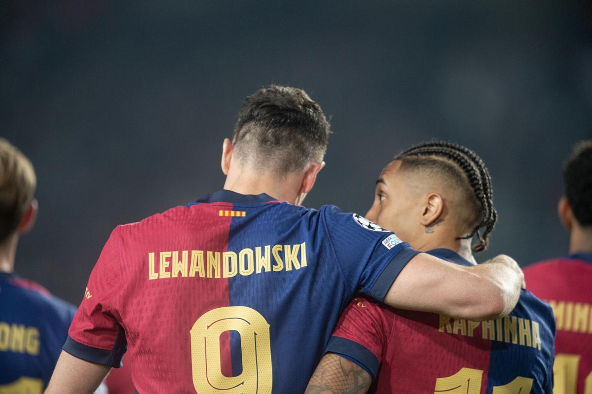 Raphinha conversa con Lewandowski en la idea de los cuartos de la Champions ante el Borussia Dortmund en Montjuic.