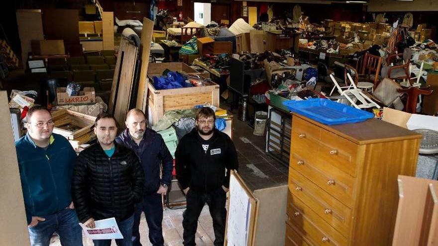 Nacho Fuster, segundo por la izquierda, con otros representantes de la CSI y del colectivo de parados, en el salón de actos de la Casa Sindical.