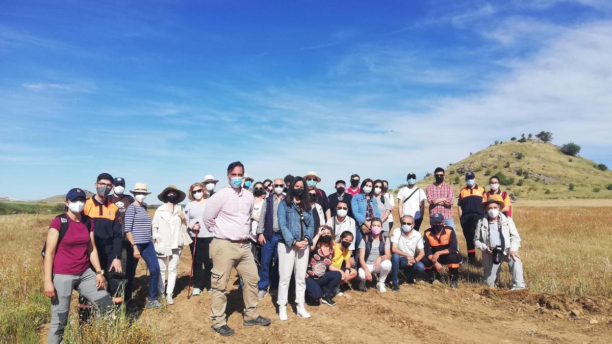 Uno de los grupos que han participado en la primera visita, junto a la alcaldesa y el profesor de la UCO.