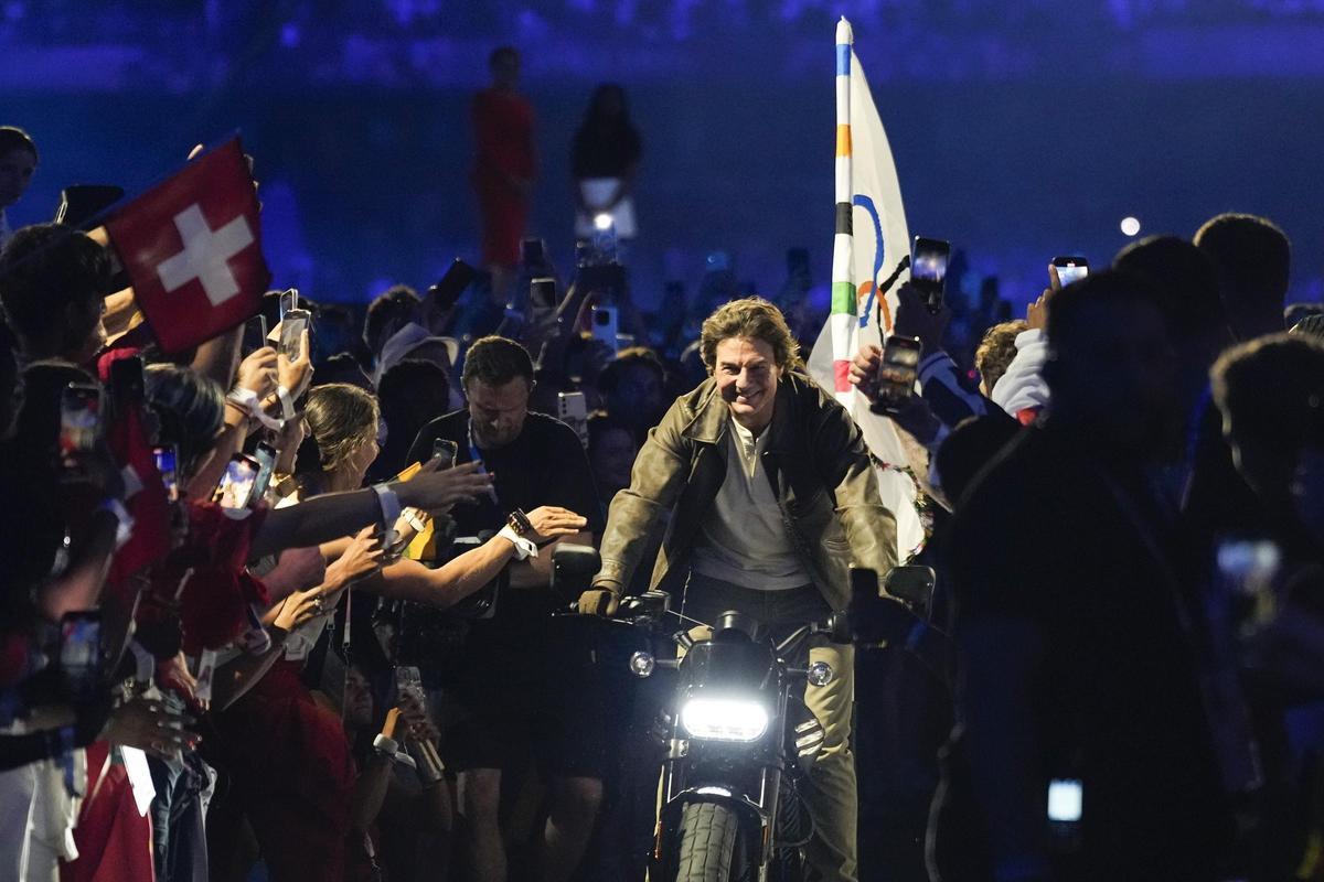 Tom Cruise, con la bandera olímpica en la ceremonia de clausura de los Juegos de París.