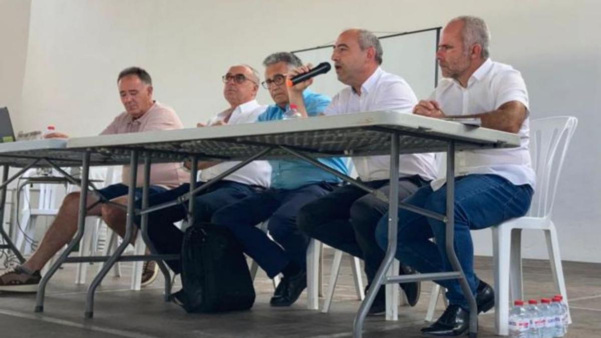 Santi Pérez, micro en mano, con el secretario de la Unió, Carles Peris, entre otros. | MEDITERRÁNEO