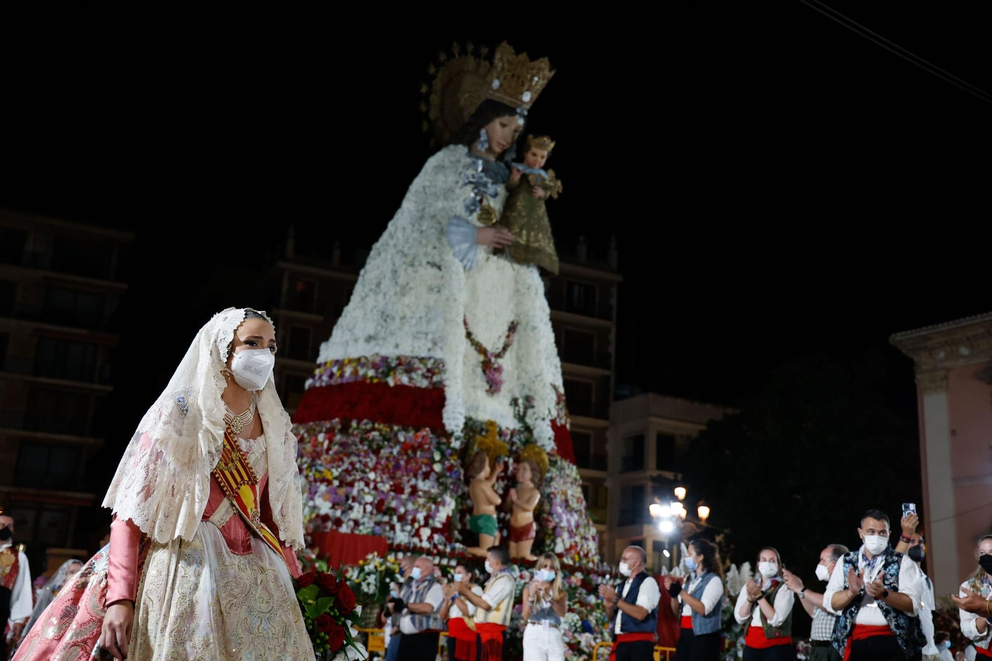 La dos veces fallera mayor de València, a su entrada a la plaza