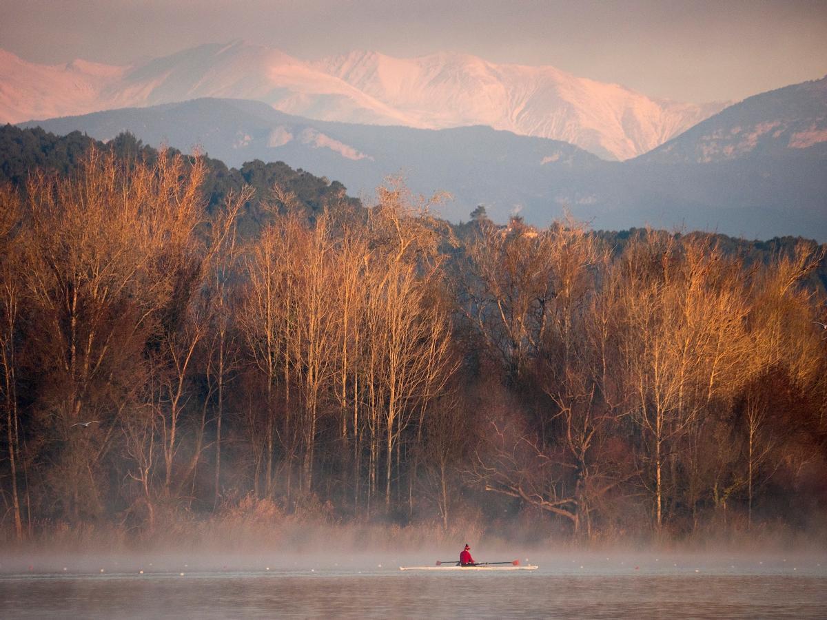 Vista de las montañas prepirenaicas de la comarca de la Alta Garrotxa desde el lago.