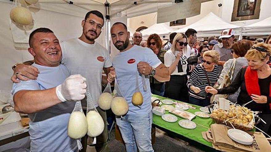 Mauro Lovero, Davide Dino y Jonay, de la quesería Maestro Casaro, con sus piezas de mozzarella, en la Feria Europea del Queso de Artenara.