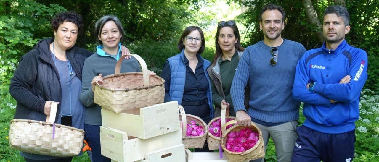 Carmen Martínez (3ª izq.), junto a su equipo y las cestas de Rosa Narcea que recolectan cada madrugada.