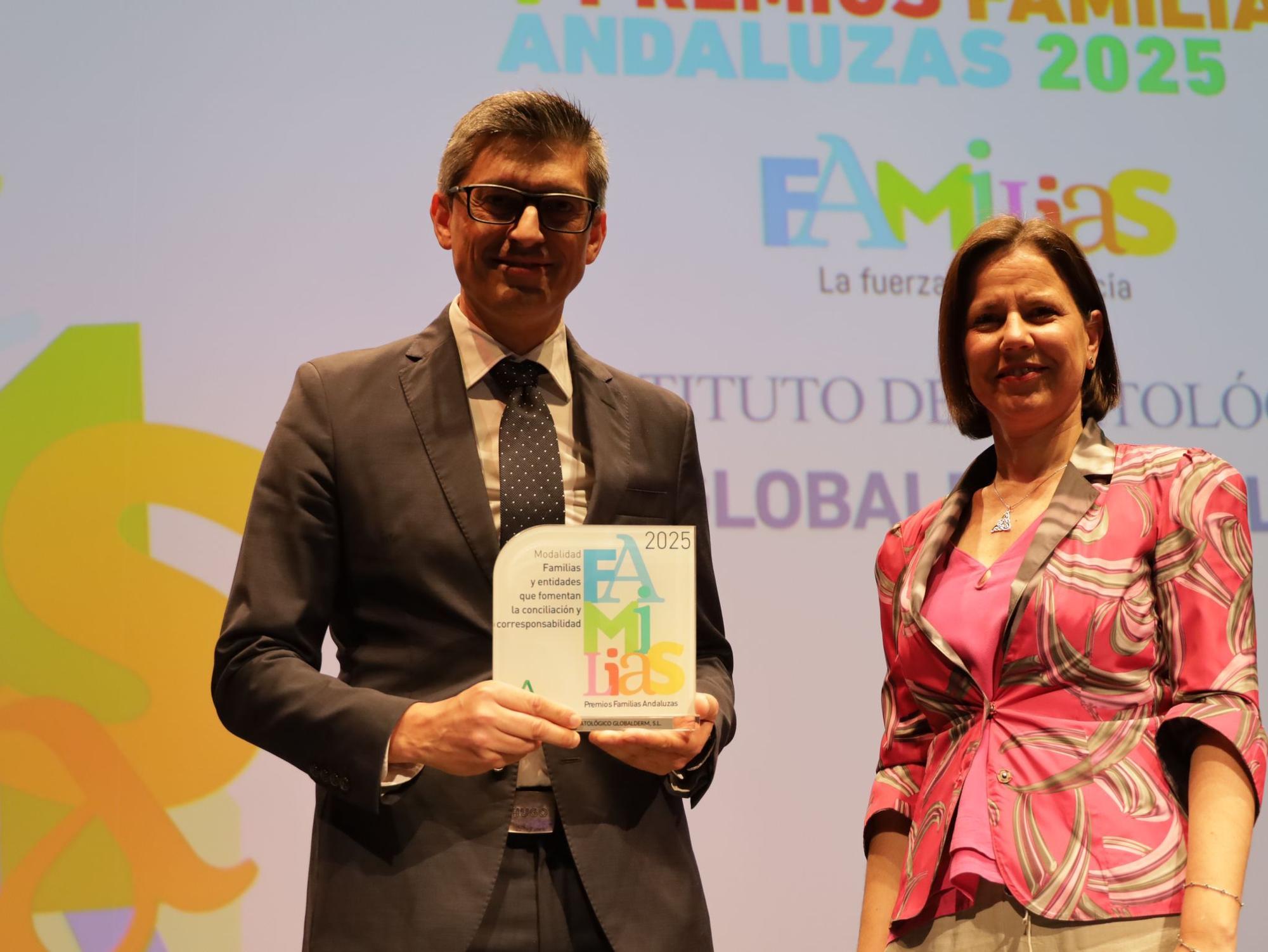 El doctor Antonio Tejera, a la izquierda, con el premio.
