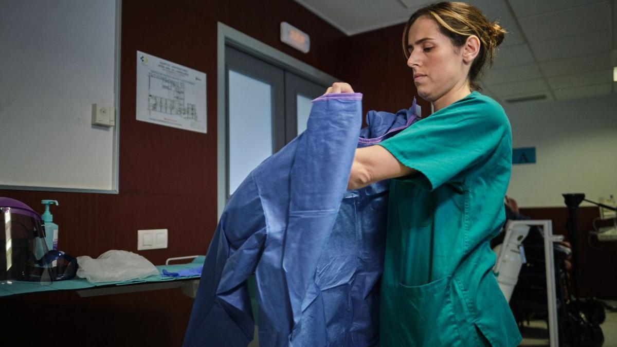 Una sanitaria se prepara para atender a un paciente en el área destinada a los pacientes covid en Tenerife.