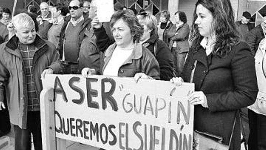 Empleadas del centro, sujetando una pancarta.