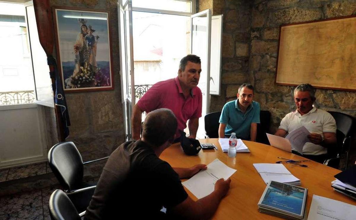 El patrón mayor de Carril, José Luis Villanueva, en una reunión del cabildo, órgano de gobierno formado por diez personas. // Iñaki Abella