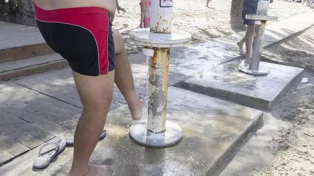 Lavapiés en estado crítico en Alicante: suciedad, deterioro y averías en pleno verano