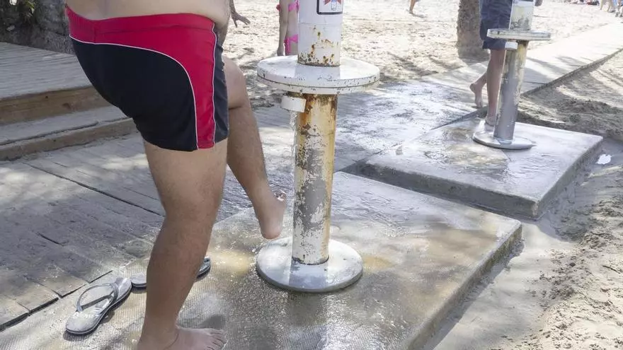 Lavapiés en estado crítico en Alicante: suciedad, deterioro y averías en pleno verano