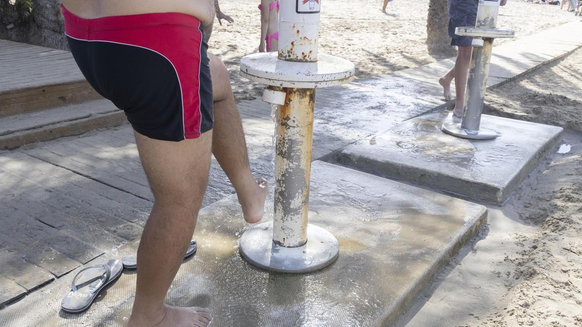 Lavapiés en estado crítico en Alicante: suciedad, deterioro y averías en pleno verano