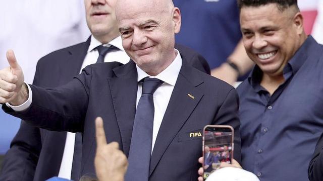 Infantino, junt amb Ronaldo, durant un partit del Mundial. | RONALD WITTEK / EFE / EPA