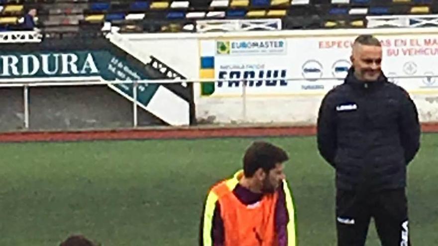 Yosu Camporro en el centro junto a Jandrín, a la izquierda, y Javi Calleja durante el entrenamiento de ayer en el Hermanos Antuña .