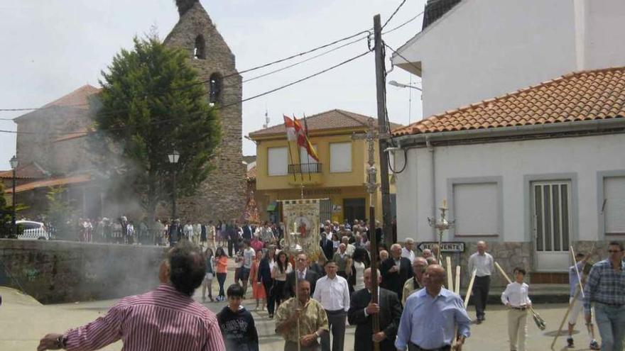 Un desfile procesional delante del edificio del Ayuntamiento.