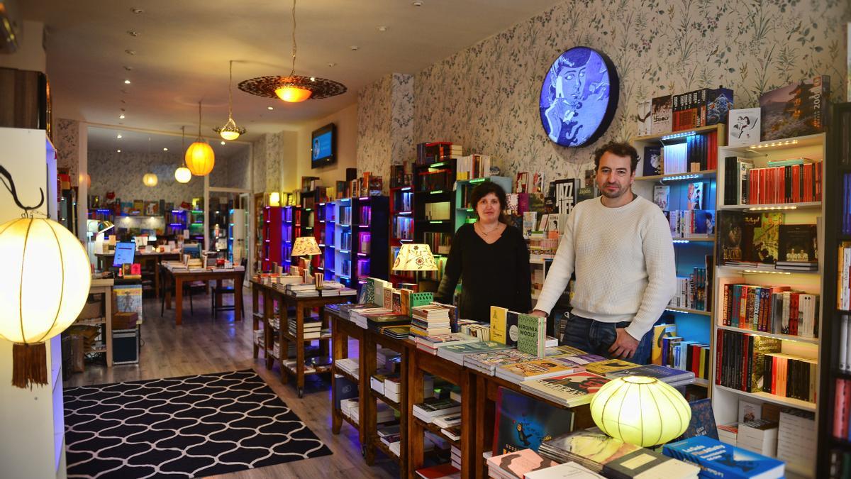 Álvaro y Cristina, en la remodelada librería La Puerta de Tannhäuser de Plasencia.