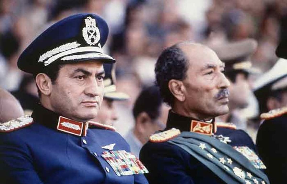 El presidente egipcio Anwar Sadat y Hosni Mubarak, por aquel entonces vicepresidente de Egipto, durante una marcha militar en El Cairo, en octubre de 1981. En el transcurso de la ceremonia, unos soldados abrieron fuego desde un camión, asesinando a Sadat e hiriendo a Mubarak.