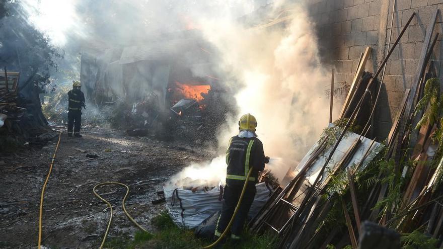 Personal de extinción en el incendio que arrasó una casa y una carpintería en Tenorio. // Rafa Vázquez