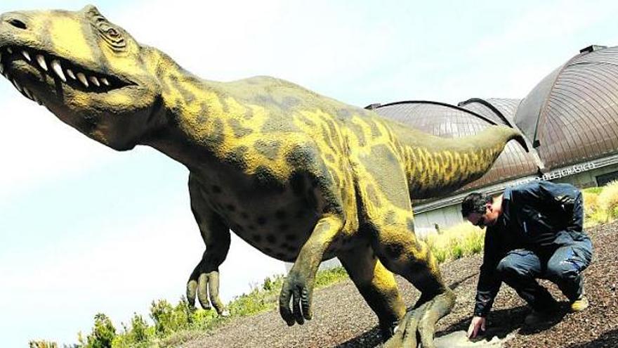 Cuétara, junto a la maqueta del allosaurus, que ha pasado a tener unos colores más vistosos.