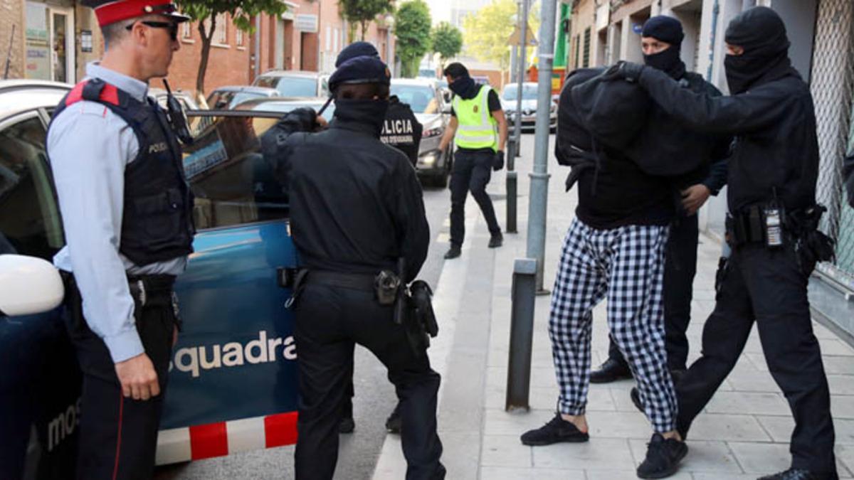 Operación contra el yihadismo en Cornellà, el pasado abril.