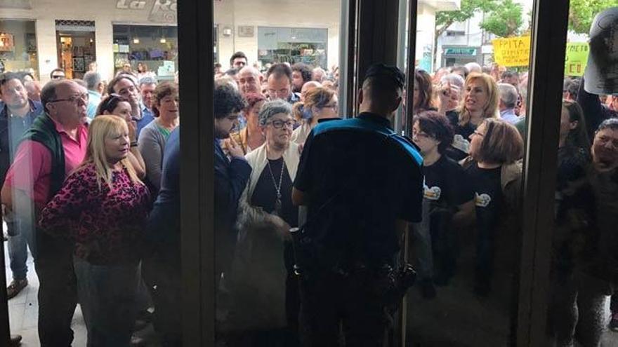 Protestas por la renuncia de Gonzalo Pita como alcalde de Sanxenxo