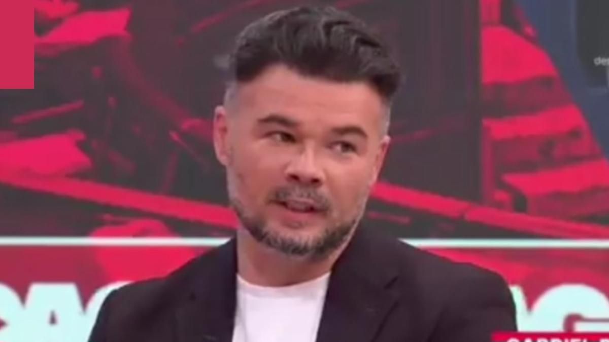 Gabriel Rufián no se corta y ataca duramente a Mazón por ausentarse de nuevo: "Debería estar en la cárcel"