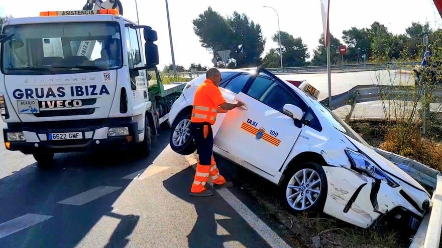 Un herido en un accidente entre un taxi y una moto en la carretera de Sant Josep