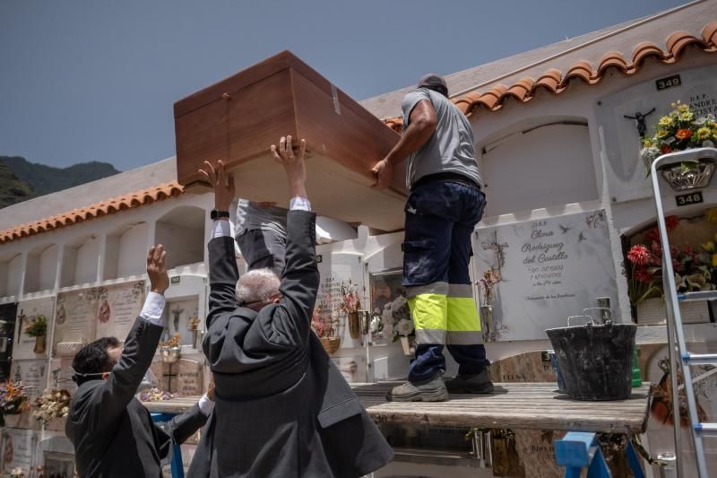 Entierro de los cuerpos de los 24 migrantes del cayuco hallado el 26 de abril