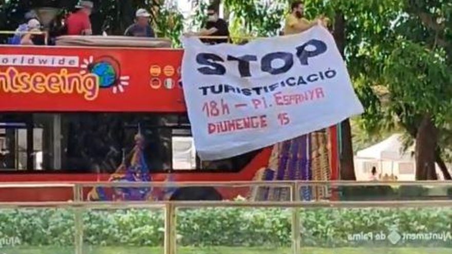 Inmovilizan un autobús turístico en Mallorca para convocar a la manifestación contra la saturación