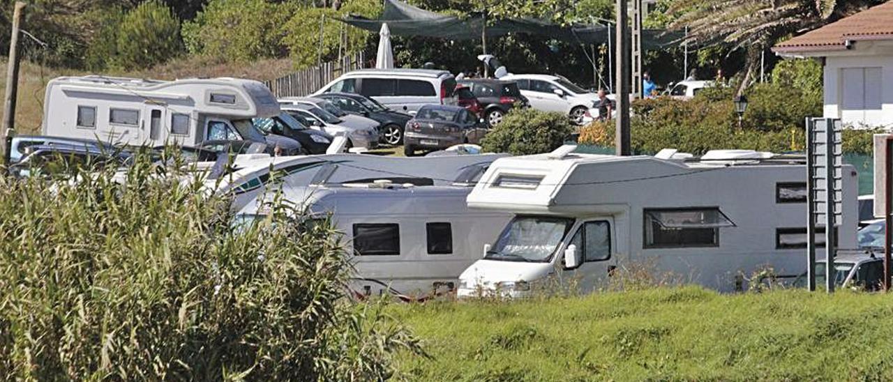 Autocaravanas estacionadas en el entorno de Nerga.   | // SANTOS ÁLVAREZ