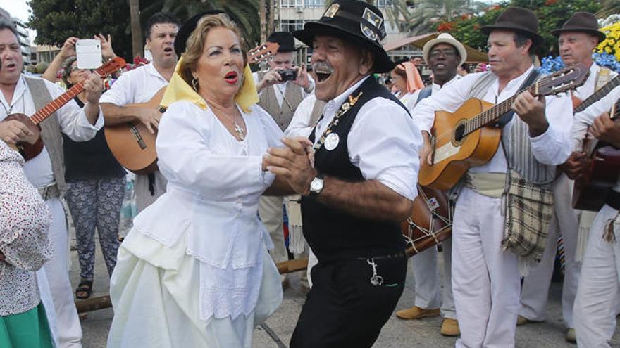 Dos romeros vestidos de típicos bailan en medio de la romería, en su inicio en Santa Catalina.