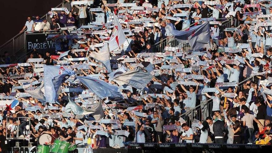 Los aficionados de la zona de Siareiros, durante la interpretación del himno. // José Lores