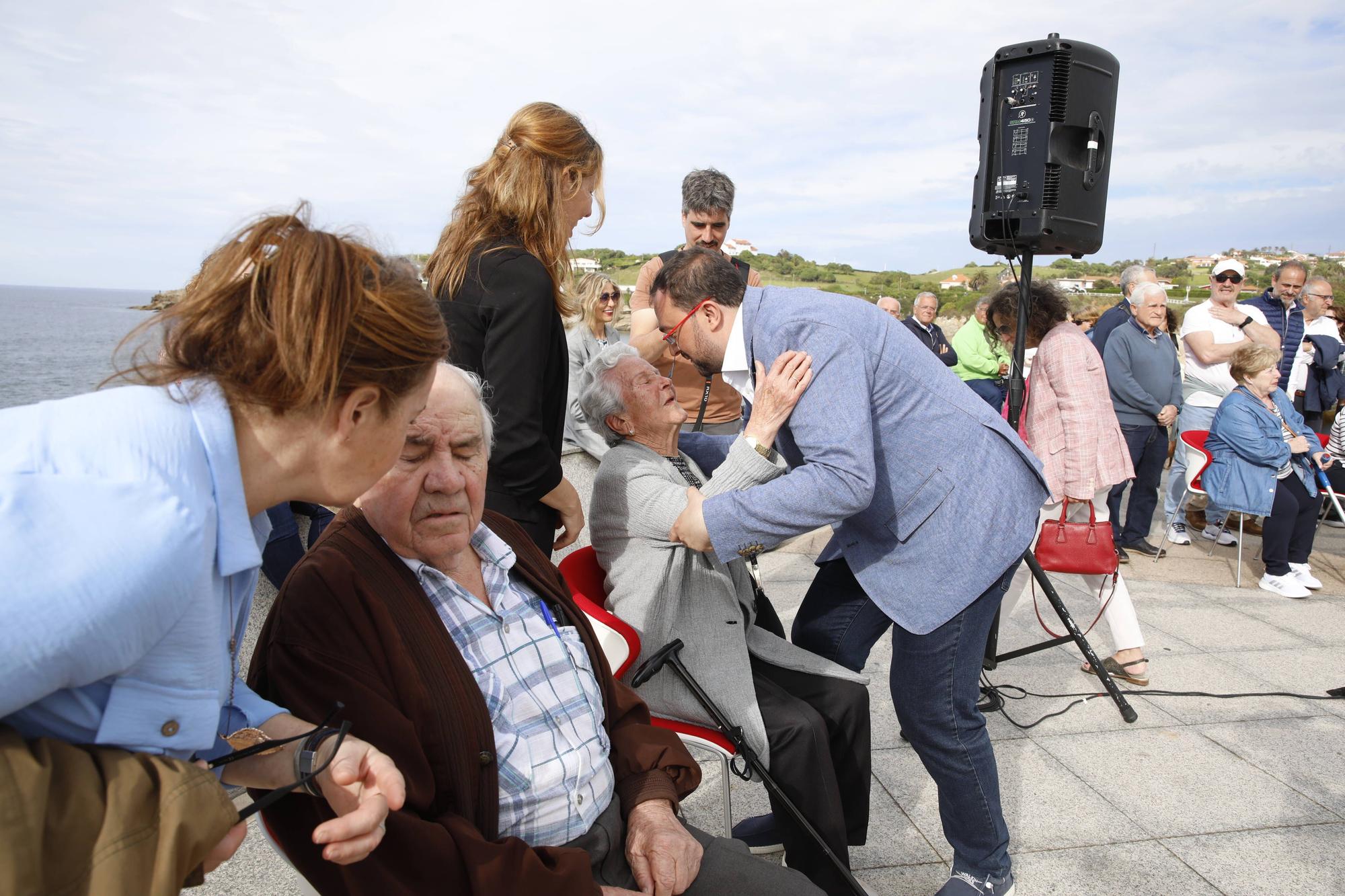 EN IMÁGENES:  Así fue el homenaje a los exiliados por la Guerra Civil y la posterior represión franquista organizado por los socialistas de Gijón junto a la estatua de "La Madre del Emigrante"