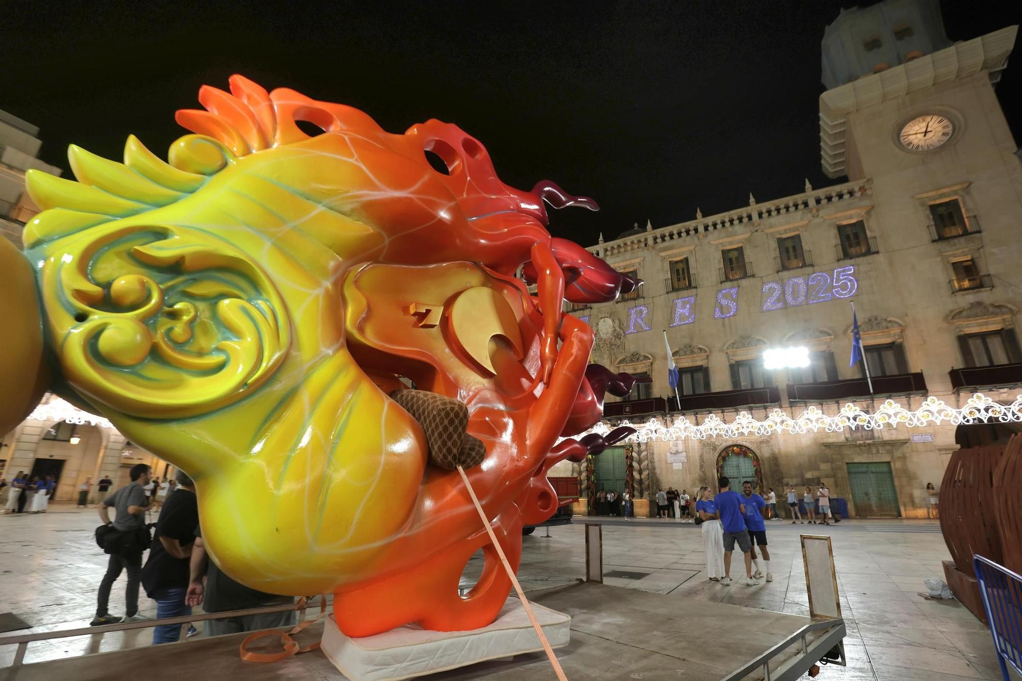 Las primeras piezas de la Hoguera Oficial 2025 llegan a la plaza del Ayuntamiento