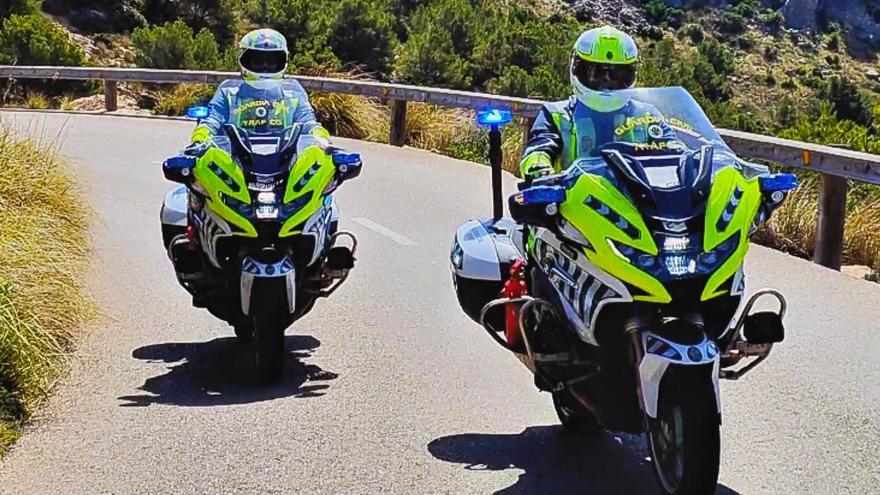 Una pareja de motoristas de la Guardia Civil de Tráfico.