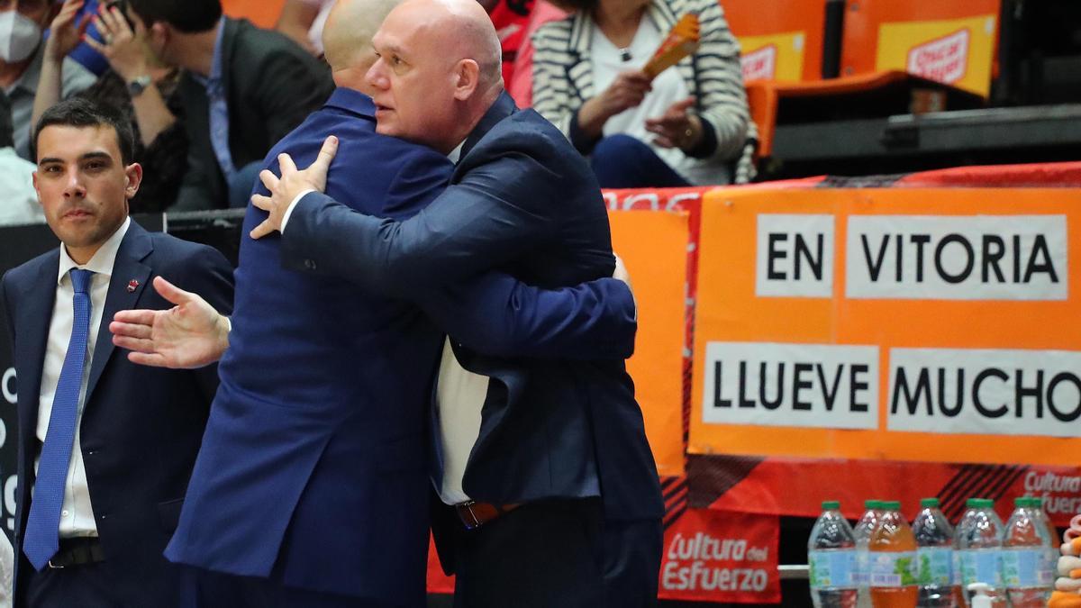 Abrazo entre Joan Peñarroya y Neven Spahija con la pancarta de fondo